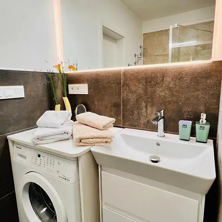 Kolonada 60 Square Meters 2 In Location Direct At Famous Colonnade And Singing Fountain Apartment *